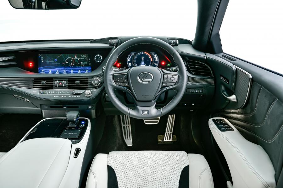 Торпедо Lexus LS500 F-Sport 2019 года  (ZA) (фото 31 из 40)